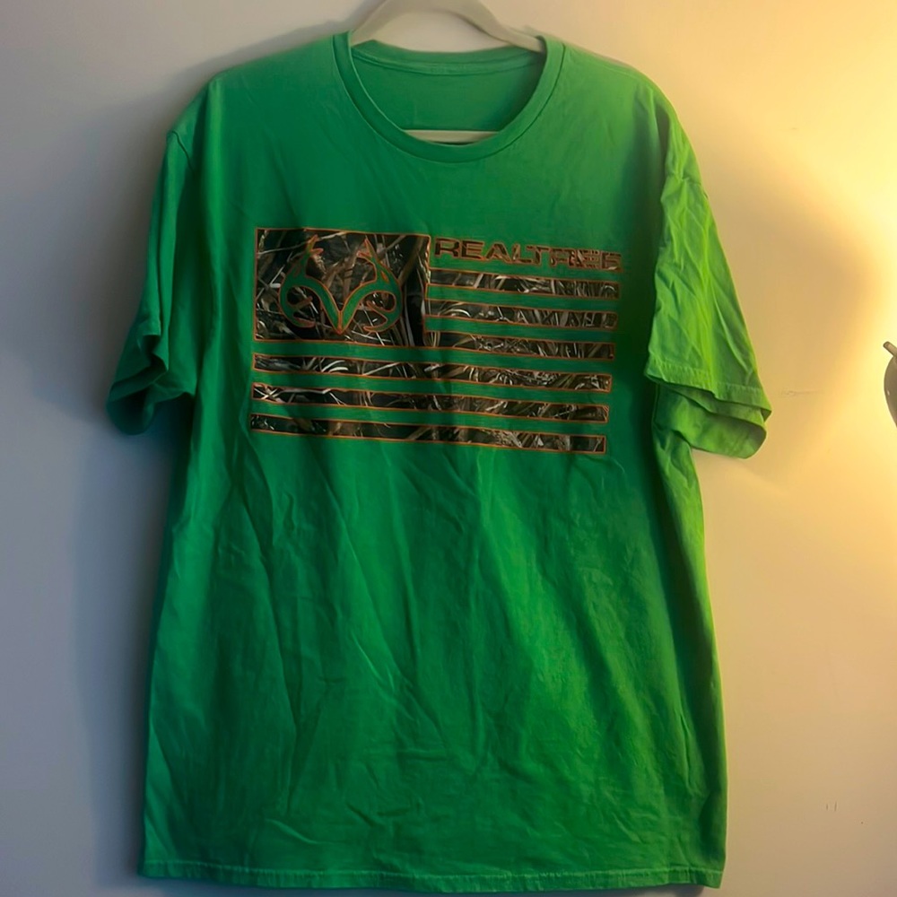 Realtree T-Shirt with “Realtree” and Camo Flag Graphic Men’s Size XL NWOT